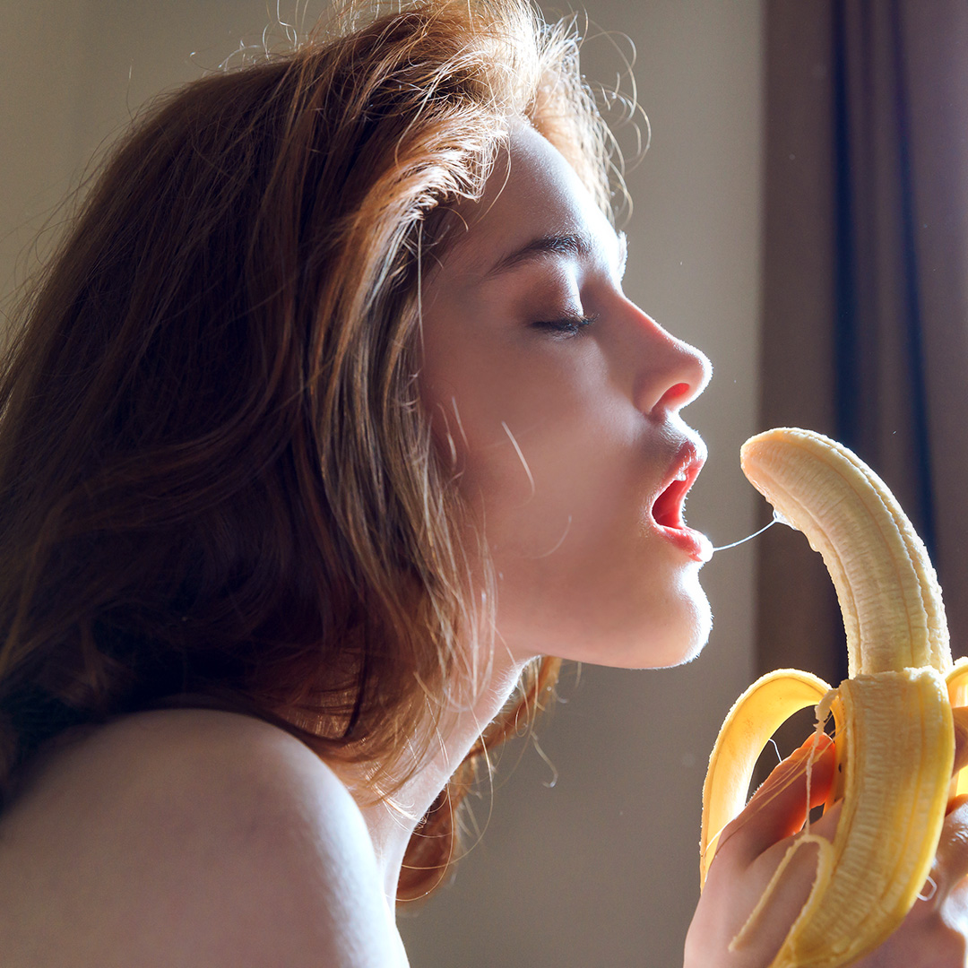 порно ест банан фото 29